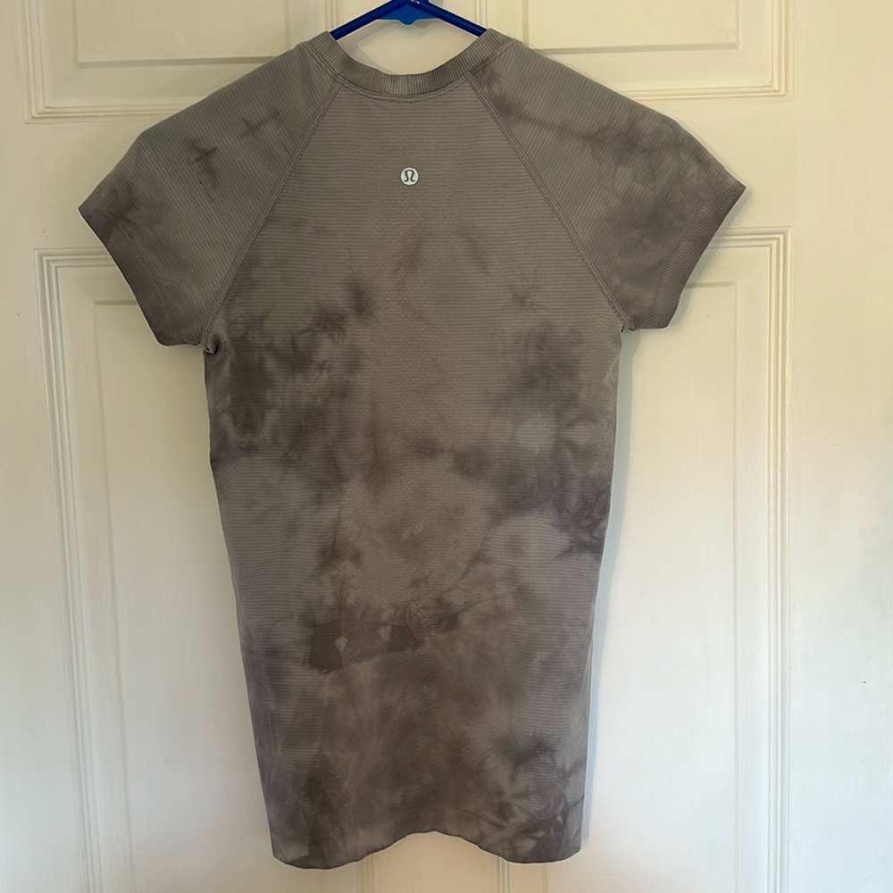 Women’s Lululemon Swiftly Tech Short Sleeve Shirt. Size 4
